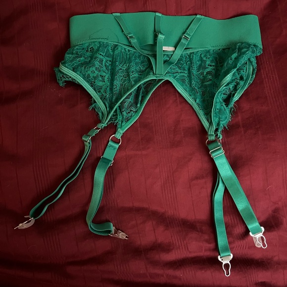 Green lingerie set worn once for photoshoot: bra, panties & garter - Picture 7 of 8